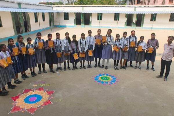 रॉयल विद्या सदन, रघुनाथपुर में हुआ रंगोली प्रतियोगिता का आयोजन, छात्रों ने दिखाई प्रतिभा